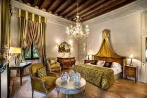 A bed or beds in a room at Villa Franceschi Hotel & Resort
