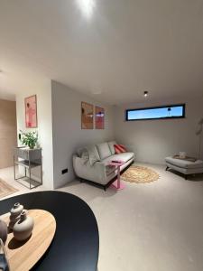 a living room with a couch and a table at Modernes Tinyhouse im Weserbergland nahe Hameln in Hessisch Oldendorf