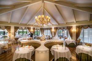 Restoran või mõni muu söögikoht majutusasutuses Relais et Châteaux Hotel Villa Franceschi