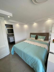 a bedroom with two beds and a sink at Le Cocon de Didon in Tunis