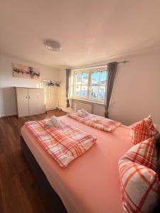 two beds in a large room with a window at Zwischen Donau & Kurpark in Bad Abbach