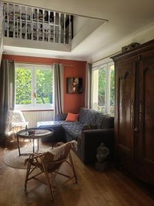 a living room with a couch and a table at Avel Glaz - Chambres d'hôtes pour randonneurs et cyclistes in Morlaix