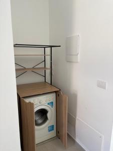 a washer and dryer in a small room at Poggio sul Mare in Alberese