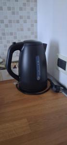 a black tea kettle sitting on top of a table at Casa Adua in Donoratico