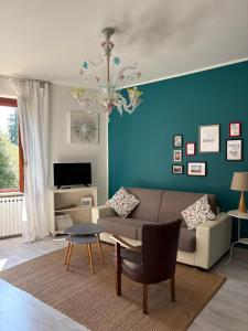 a living room with a couch and a blue wall at Casa Castello in Salò