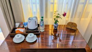 a table with a blender and vases on it at Grand Toscana in Udawalawe