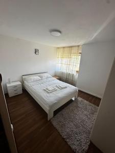 a small bedroom with a bed and a window at Casa Izvorul Rece in Hobiţa