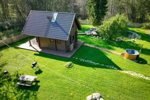 an aerial view of a small house in a yard at Jäägri Saunamaja in Parksi