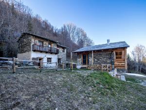 an old stone house on a hill with a barn at Meira Carlevara in San Maurizio
