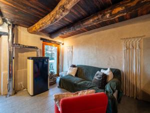 a living room with a green couch and a tv at Meira Carlevara in San Maurizio
