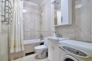 uma casa de banho com um lavatório e uma máquina de lavar roupa em Modern and Classic apart. Central location em Lviv
