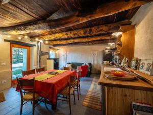 a kitchen and dining room with a table and chairs at Meira Carlevara in San Maurizio
