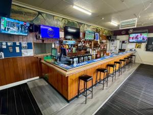 a bar in a restaurant with stools at Tailem Bend Hotel in Tailem Bend +12 photos