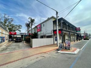 a street with a building on the side of the road at Tailem Bend Hotel in Tailem Bend