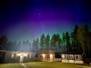 a house at night with a green sky at Lilla Risingegården in Risinge