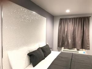 Postel nebo postele na pokoji v ubytování Ramsey Inn & Suites