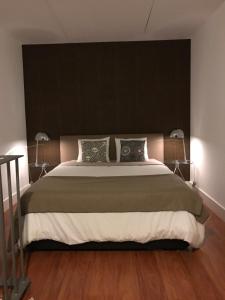 ein Schlafzimmer mit einem großen Bett mit zwei Lampen in der Unterkunft Lisbon Bairro Alto Apartments Free Parking in Lissabon