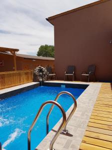 uma piscina com corrimão numa casa em Vicuña Lodge em San Pedro de Atacama