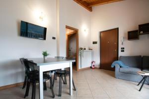 a living room with a table and chairs and a couch at Panorama & Pisicna Lago Endine in Ranzanico