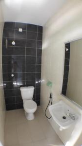 TEBiNG Guest House Taman Negara Malaysia Kuala Tahan的一间浴室