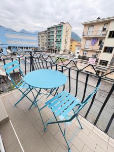 a blue table and two chairs on a balcony at Casa Mary in Domodossola
