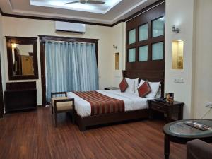 a hotel room with a bed and a table at Hotel Siris 18 in Gurgaon
