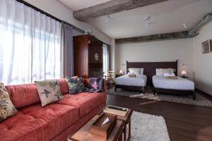 a living room with a couch and a bed at 云溪 表參道 in Tokyo