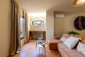 a living room with a couch and a fireplace at Cocciu D'Amuri in Mongiove