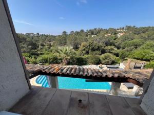 a view of a swimming pool from the balcony of a house at Lac Saint Esprit in Fréjus