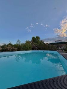 a large blue swimming pool on top of a house at Le Petit Gîte Cieuracois in Cieurac