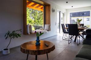 a living room with a table and a window at Bayerwald-Bungalow in Grattersdorf
