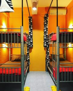 Двухъярусная кровать или двухъярусные кровати в номере CSW Hostel