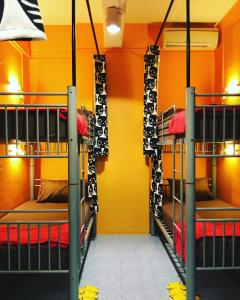 Palanda nebo palandy na pokoji v ubytování CSW Hostel