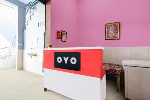 a oyo booth in a room with a pink wall at Spot On Moonlight Hotel in Jhajjar