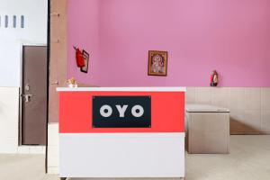 a oo sign on a counter in a pink wall at Spot On Moonlight Hotel in Jhajjar