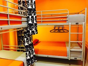 Palanda nebo palandy na pokoji v ubytování CSW Hostel