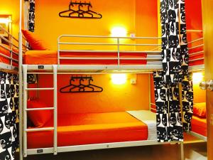 Palanda nebo palandy na pokoji v ubytování CSW Hostel