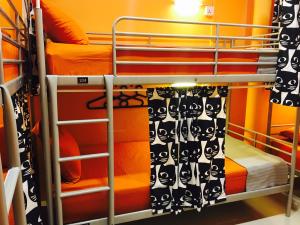 grupa łóżek piętrowych w pokoju w obiekcie CSW Hostel w Singapurze