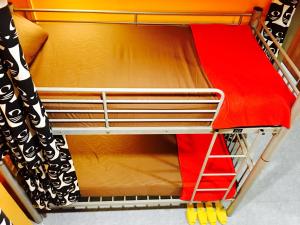 Palanda nebo palandy na pokoji v ubytování CSW Hostel
