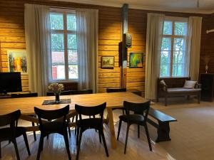 ein Esszimmer mit einem Holztisch und Stühlen in der Unterkunft Maininki in Sulkava
