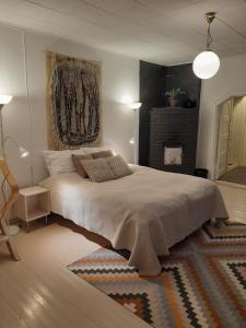 ein Schlafzimmer mit einem großen Bett und einem Teppich in der Unterkunft Maininki in Sulkava