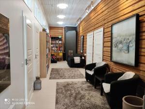 ein Wohnzimmer mit Stühlen und einem großen Gemälde an der Wand in der Unterkunft Maininki in Sulkava