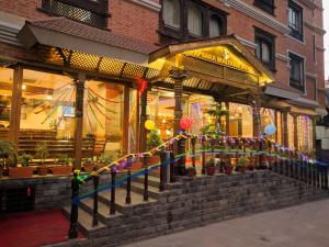 una tienda con un montón de adornos delante en Apsara Boutique Hotel, en Katmandú