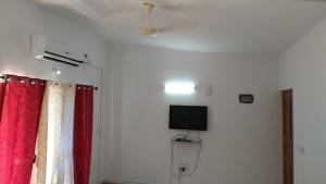 Uma TV ou centro de entretenimento em Budget WiFi Service Apartment Nr Palolem Canacona Goa