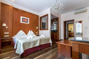 a hotel room with a bed and a table at Hotel Corvinus Vienna in Vienna
