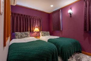 two beds in a room with purple and green at S-villa那須Audrey in Nasu +35 photos