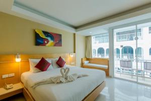 A bed or beds in a room at Aspery Hotel - SHA Certified