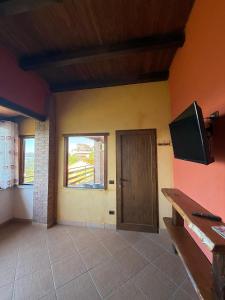 a room with a door and a window at Casa Vacanze Panoramika Santa Cruz - Appartamento PANORAMIKA in Cicerale