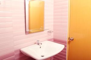 un baño con lavabo y espejo en Freedom Lodge Yala, en Tissamaharama