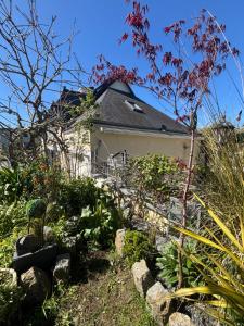 a garden in front of a house at Maison, atypique, proche, mer in Plérin